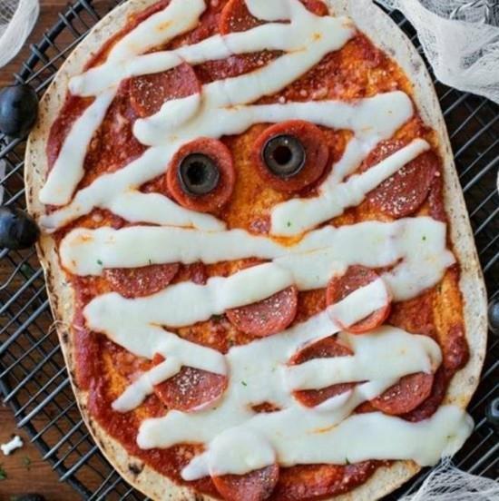 yksinkertaisia ​​muumipizzan täytteen ideoita salamin kanssa
