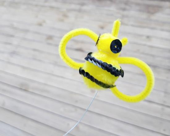 Yksinkertaiset pomponit mehiläiset näpertelevät lasten kanssa
