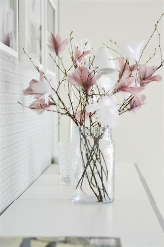 yksinkertainen pääsiäispuu, jossa on höyheniä pääsiäisen koristeluideoita