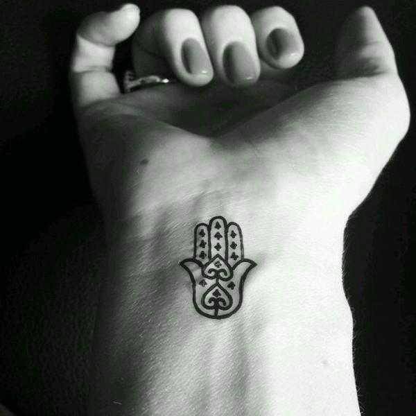 yksinkertainen mini hamsa -tatuointi