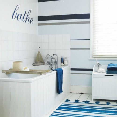 sisäänrakennettu kylpyamme sininen kylpyhuone houkutteleva seinäkoriste vaakasuorilla raidoilla