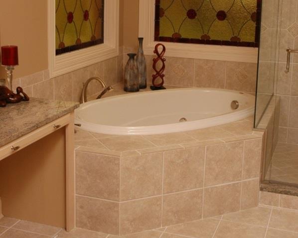 sisäänrakennettu kylpyammeen kaakelointi ja saumaus kylpyhuoneen laatat beige