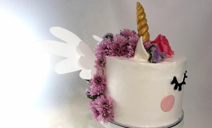 Yksisarvinen kakku todellisilla kukilla koristaa lasten syntymäpäiväkakkuideoita