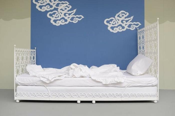 sisustaminen lastenhuone Agnès Emery sininen seinä valkoinen sänky