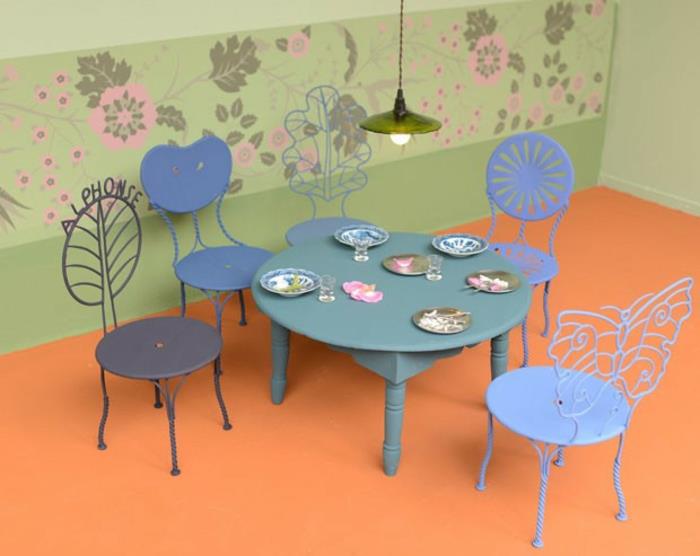 sisustaminen lastenhuone Agnès Emery värilliset lasten huonekalut oranssi lattia