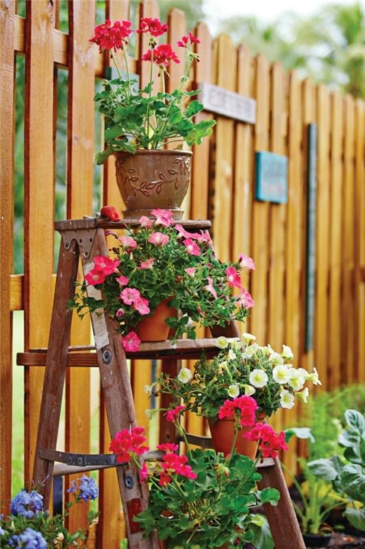 Kierrätysideoita sisustusesimerkkejä DIY -ideat puiset tikkaat epäsuora valaistus seinähylly kukkakori