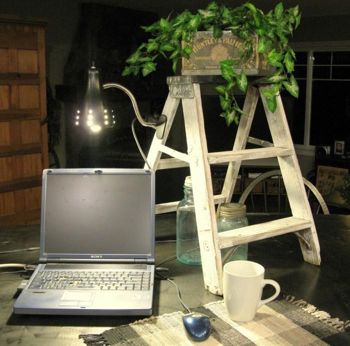 Kierrätysideoita sisustusesimerkkejä DIY -ideat puiset tikkaat epäsuora valaistus seinähylly toimisto