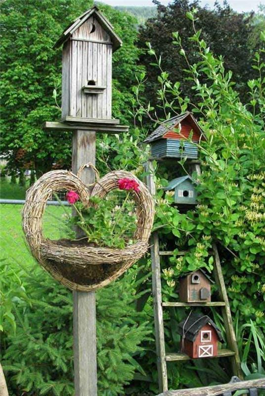 Kierrätysideoita sisustusesimerkkejä DIY -ideat puiset tikkaat epäsuora valaistus seinähylly lintuhuone