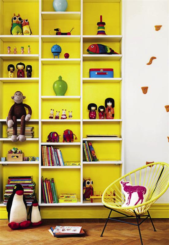 väriideat lastenhuone keltainen seinä valkoinen hylly