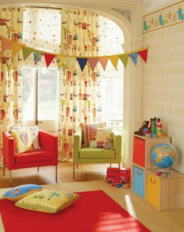väriideat lastenhuone vahvat värit matto pienet nojatuolit
