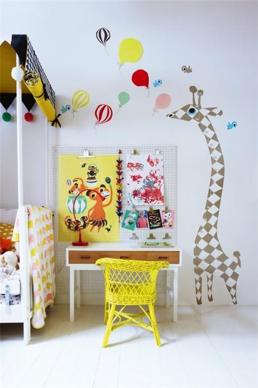 väriideat lastenhuoneen seinäkoriste kirjoituspöytä keltainen tuoli