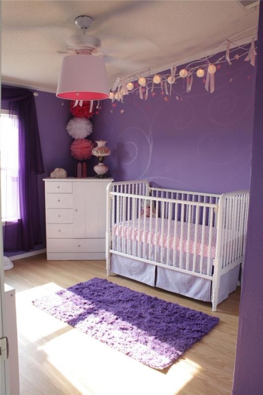 sisustusideoita lastentarhan violetti seinämaali ja violetti matto