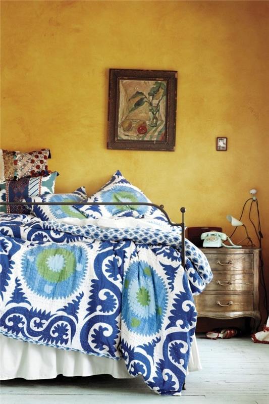sisustusideoita keltaisissa raikkaissa makuuhuoneen seinissä ja liinavaatteet sinisissä sävyissä