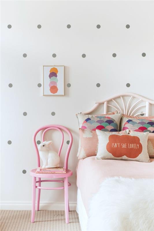 sisustusideoita lastenhuoneen tyttöjen huone vaaleanpunainen tuoli pupu kaunis seinän suunnittelu