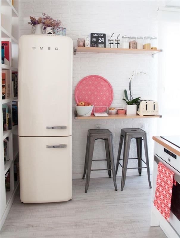 sisustusideoita pieni keittiö retro-muotoilu smeg-jääkaappi laskimetallinen valkoinen tiiliseinä