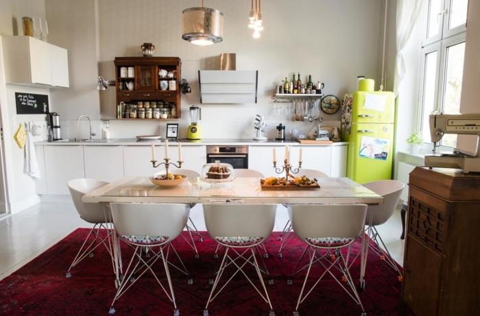 sisustusideoita moderni keittiö oloideat ruokasali ruokapöydän tuolit skandinaavinen muotoilu valkoiset keittiökaapit matto punainen