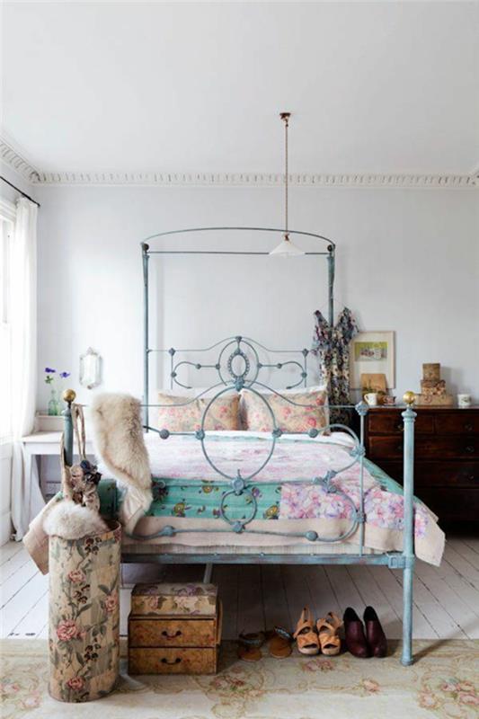 sisustusideoita makuuhuone vintage sänky maalaismainen elementit kukkakuvio