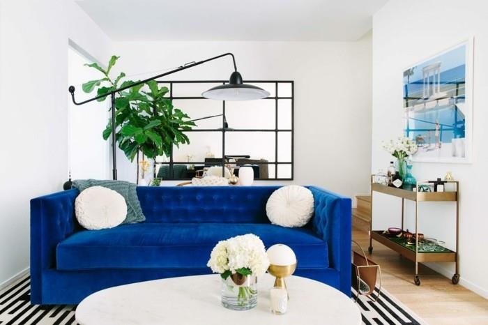 sisustusideoita olohuoneen sisustusideoita sininen sohva kasvit valkoinen sohvapöytä raita matto