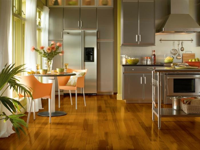 sisustusideoita keittiösuunnittelu metallikasveja oransseja keittiön tuoleja