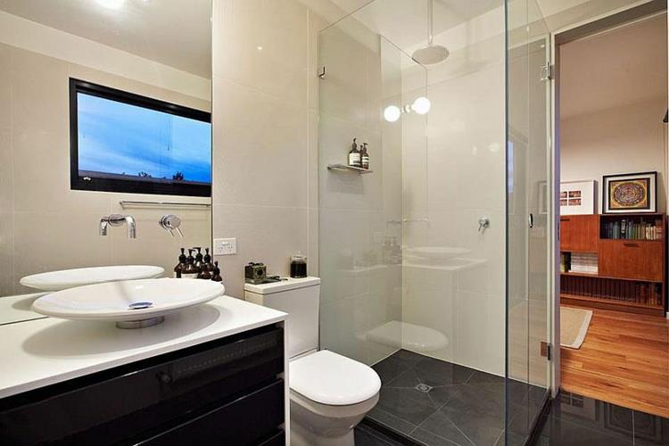 sisustusvinkki teolliset huonekalut kylpyhuone lattiatasoinen suihkulasi