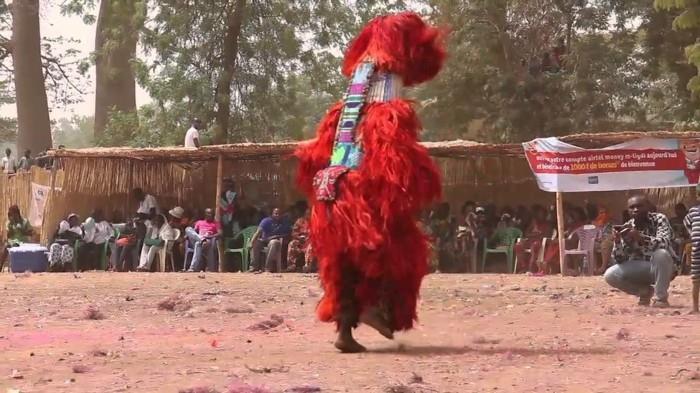 yksittäinen tanssija burkina fason puvulla