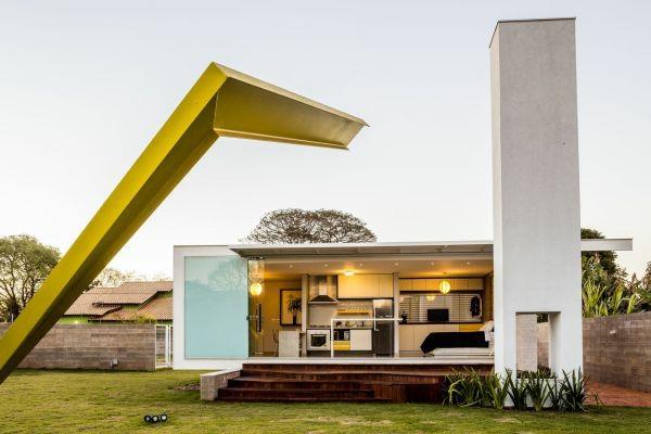 ainutlaatuinen arkkitehtitalo Brasiliassa 12 20 talo alex nogueira takapiha nurmikko