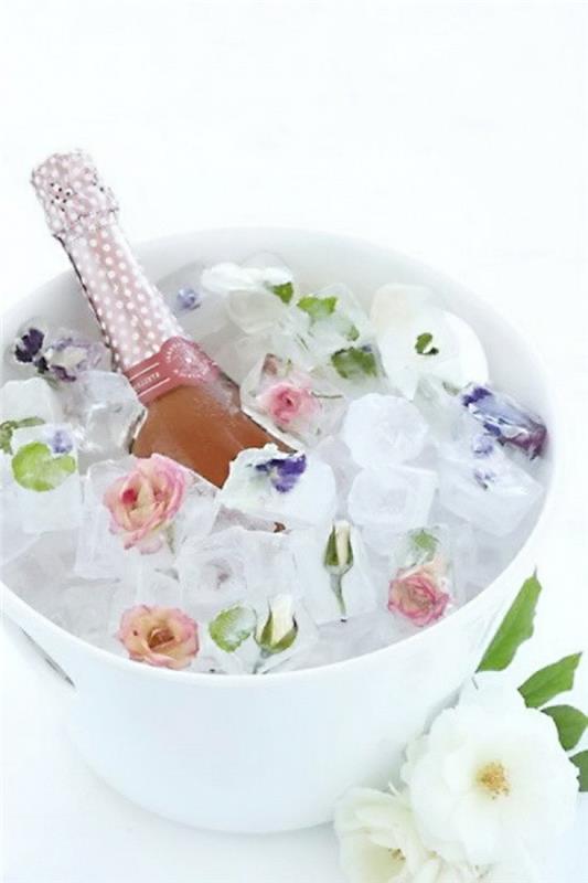 kesäreseptit jääkuutioita jääpala -tarjotin jäädytetyt kukat