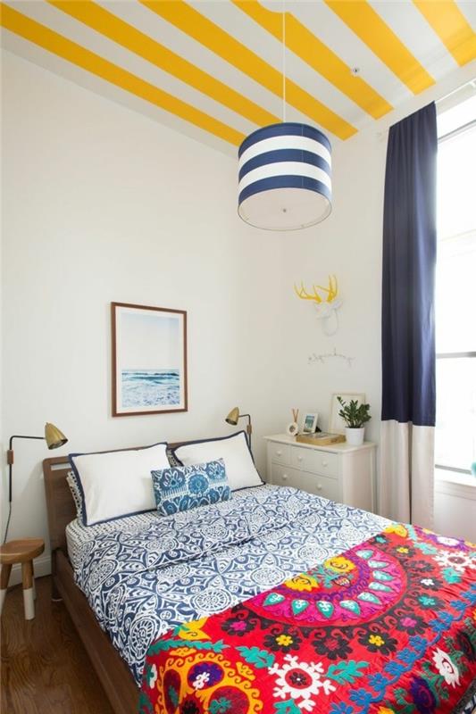 eklektinen makuuhuoneen sisustusideoita värillinen vuodevaatteet raidallinen kuvio katto