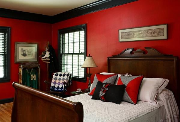 eklektinen makuuhuone punaisen seinän muotoilu puinen sänky