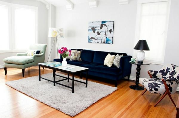 eklektinen olohuone sininen sohva matto