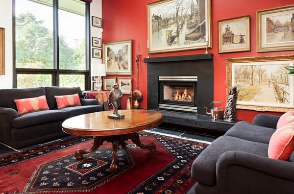 eklektinen olohuone punainen seinä kuvat takka
