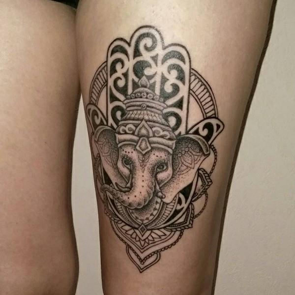 norsu hamsa tatuointi mustavalkoinen