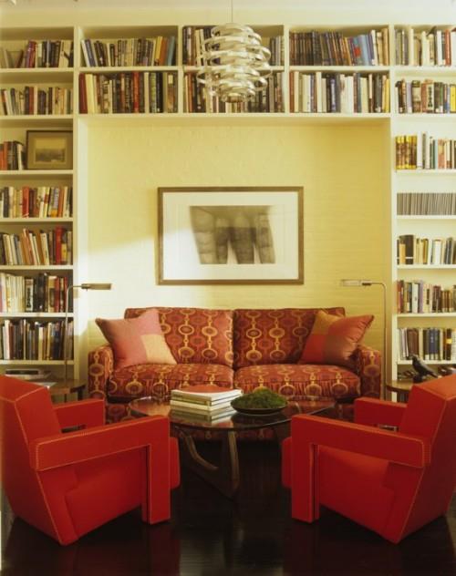 tyylikäs kotikirjasto nojatuoli sohva kirjahyllyt