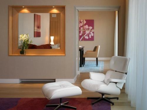 Tyylikäs olohuoneen huonekalut makaa valkoinen seinä peili runko matto