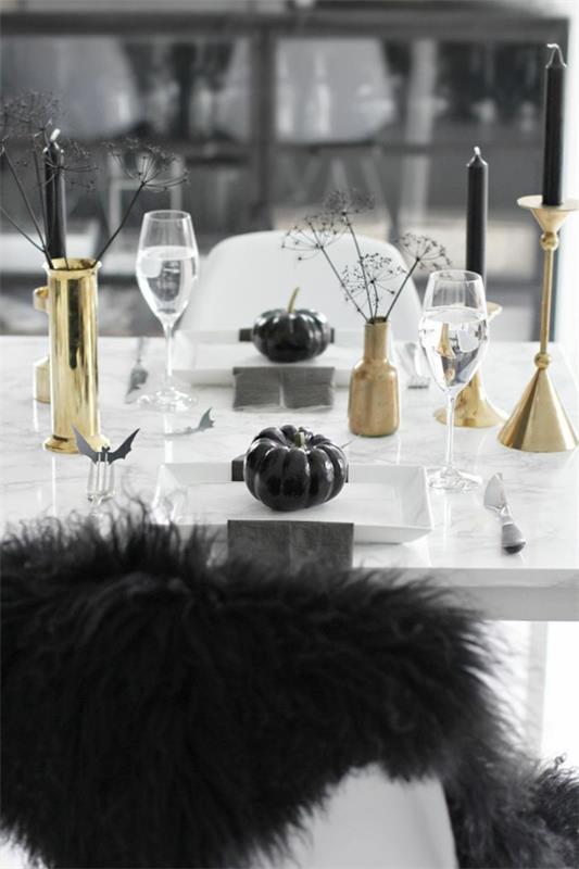 tyylikäs halloween -pöytäkoriste kullalla ja mustilla kurpitsilla