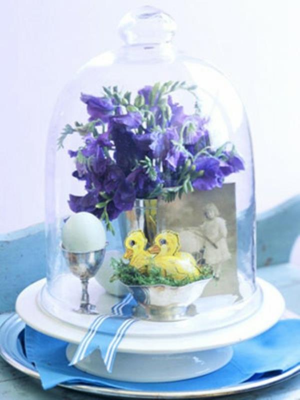 tyylikäs sisustusidea lasi pääsiäismunat tuoreet kukat