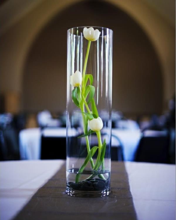 tyylikkäitä pöydän sisustusideoita tulppaaneilla valkoisia tulppaaneja lasissa