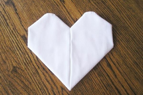 tyylikkäät pöytäkoriste -ideat lautasliinat taita kangas lautasliina sydän