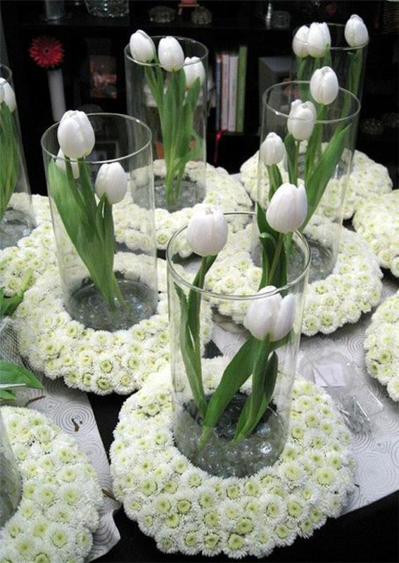 tyylikkäät pöytäkoristeet tulppaanien kukka -asetelmilla tekevät oman seppeleesi