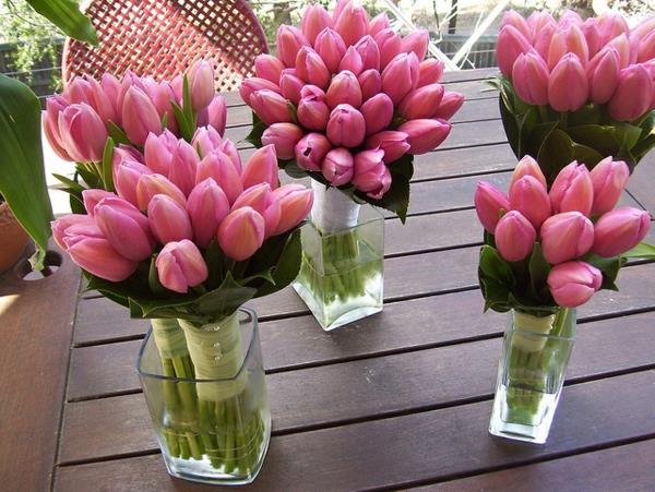 tee tyylikkäitä pöytäkoristeita tulppaanien kukka -asetelmilla itse