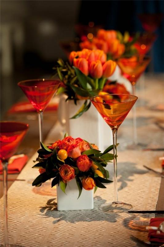 tyylikäs pöytäkoriste tulppaaneilla juhlapöydän sisustusideoita oranssina
