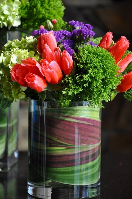 järjestää tyylikkäitä pöytäkoristeita tulppaanien punaisilla kukilla