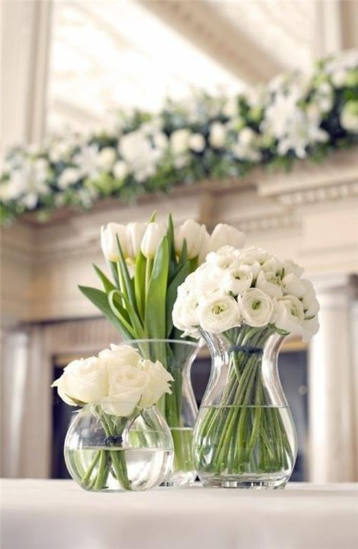 tyylikäs pöytäkoriste tulppaaneilla valkoisilla ruusuilla ja tulppaaneilla