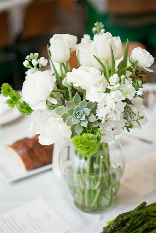 tyylikäs pöytäkoriste tulppaaneilla valkoisia kukkia meheviä lasimaljakoita