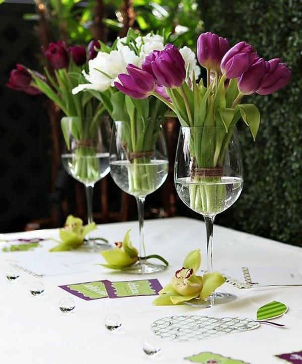 tyylikkäät pöytäkoristeet tulppaaneilla viinilasit tekevät kukka -asetelmista itse