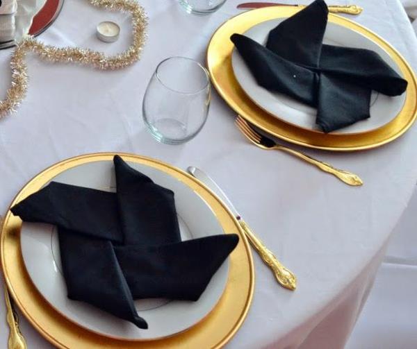 tyylikäs pöytäkoriste musta valkokultainen lautasliina taita musta kangasliina