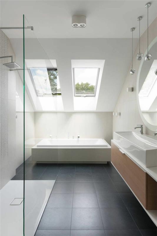 tyylikäs design -talo valkoinen keraaminen hieno suihku ja riippuvalaisimet