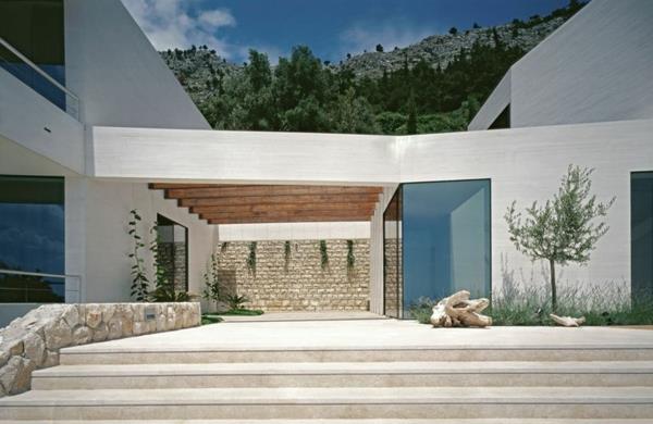 tyylikäs talo kroatiassa leveät portaat oliivipuu