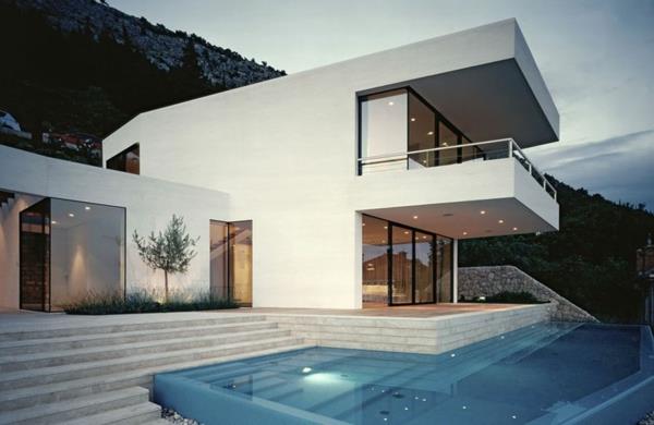 tyylikäs minimalistinen talo Kroatiassa, jossa on suuri uima -allas