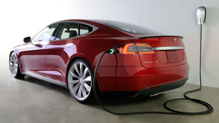 sähköauton tesla -mallin punainen lataus